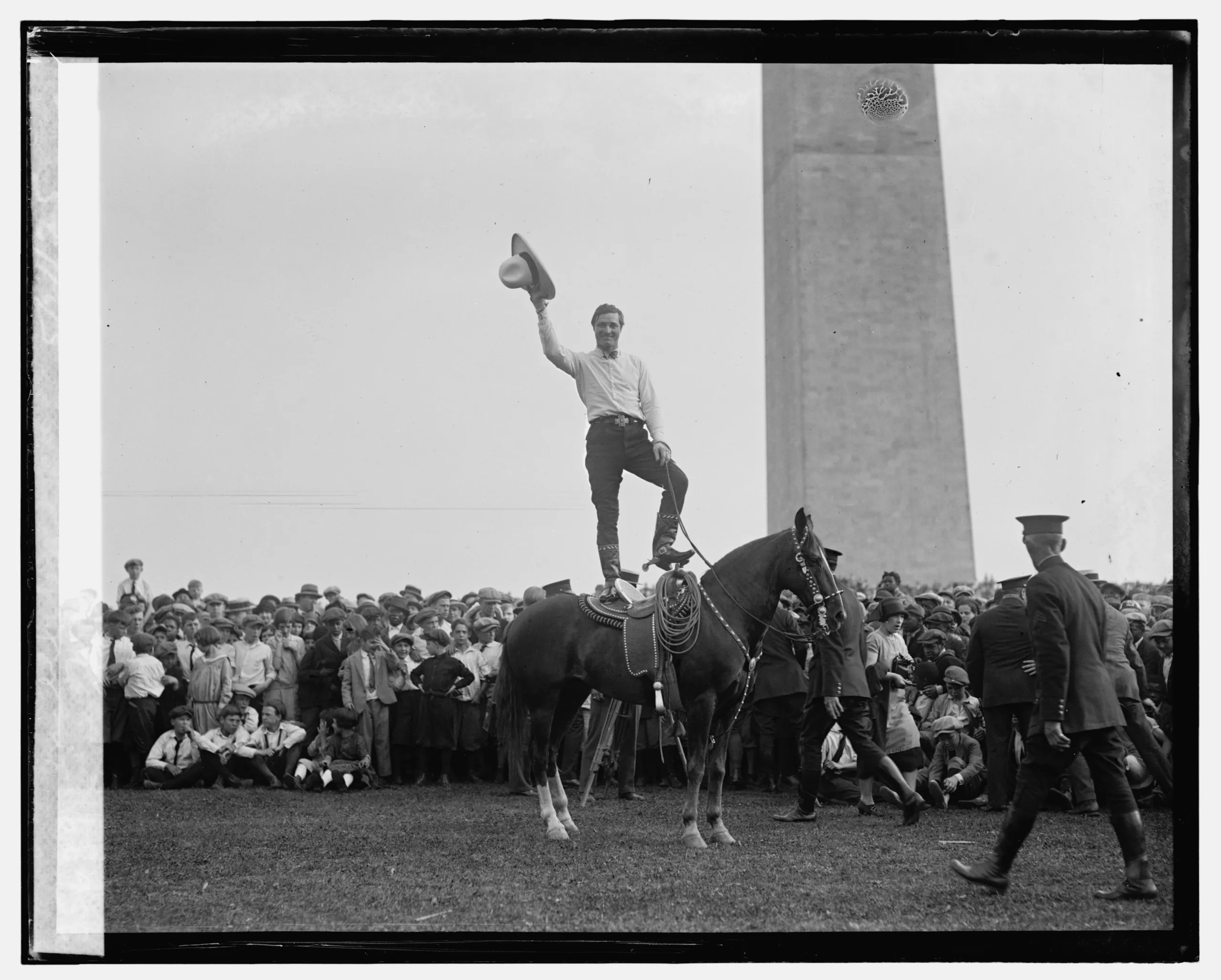 Tom Mix entertains on Eclipse, 1925. Public domain. Courtesy of Wikimedia Commons.